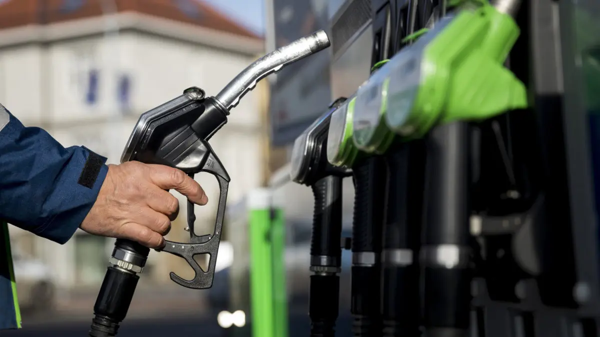 Péntektől csak a benzin drágul, a nagy áremelkedések majd jövő évtől jönnek