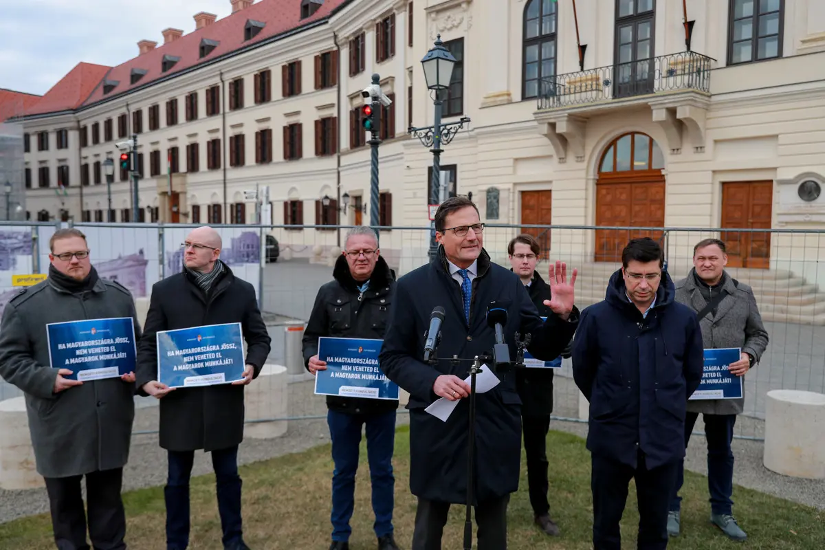 Gyöngyösi Márton: Orbán Viktor és kormánya mostanra bevándorlóországgá változtatta hazánkat!