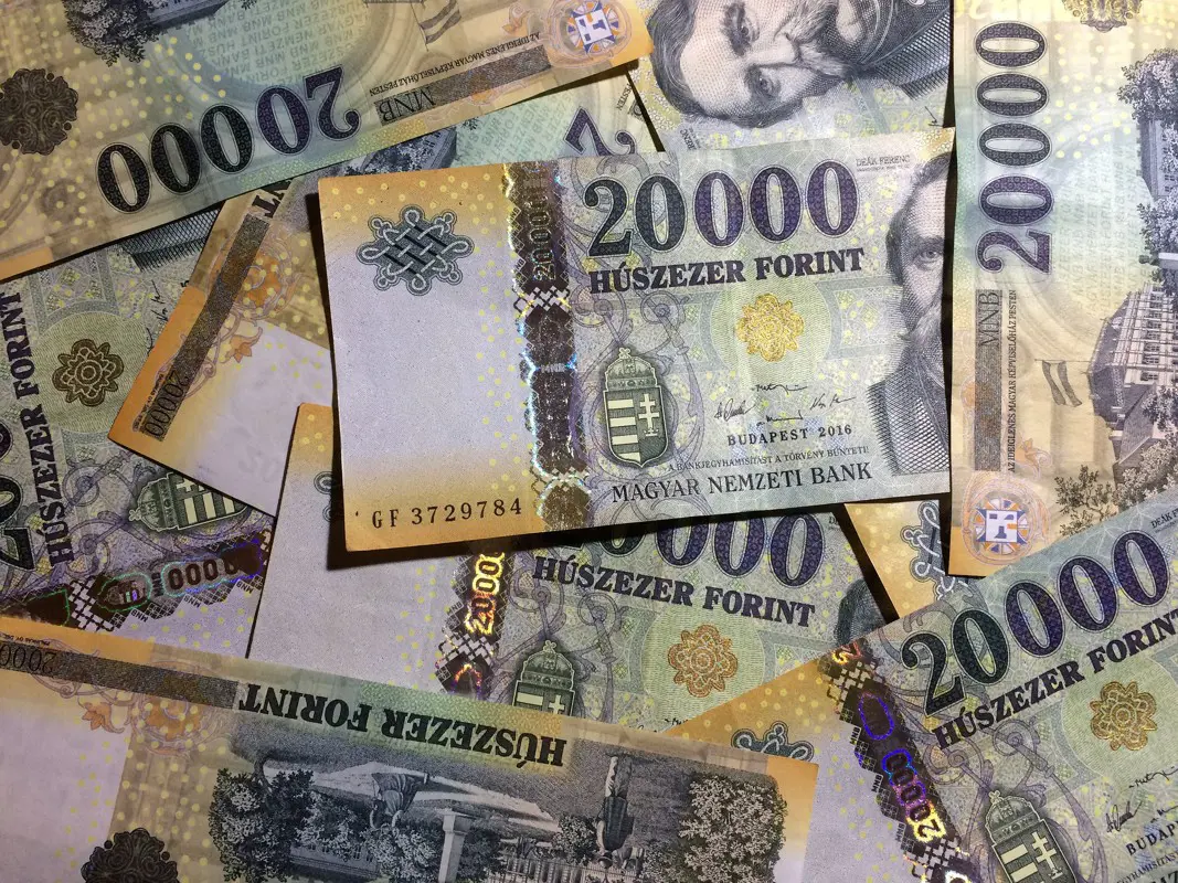Több mint 8000 milliárd forintnyi készpénzt tartanak maguknál a magyarok az MNB szerint
