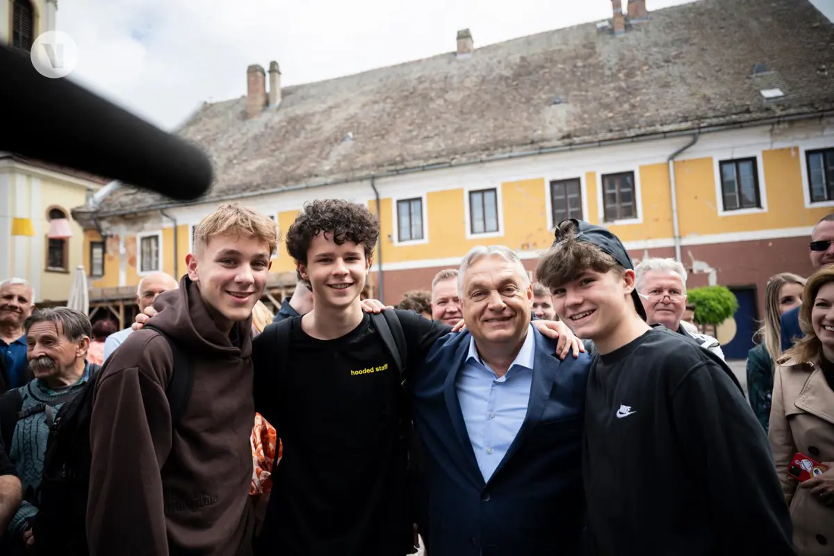 Orbán egy olyan romos épület előtt kampányolt, amelynek felújítását már hét éve is megígérte