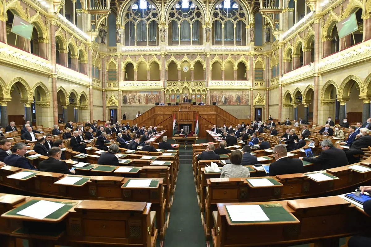 Kéksisakosokkal riogatta a KDNP-s a Parlamentet – a kormány új gazdasági tervéről vitatkoztak a képviselők