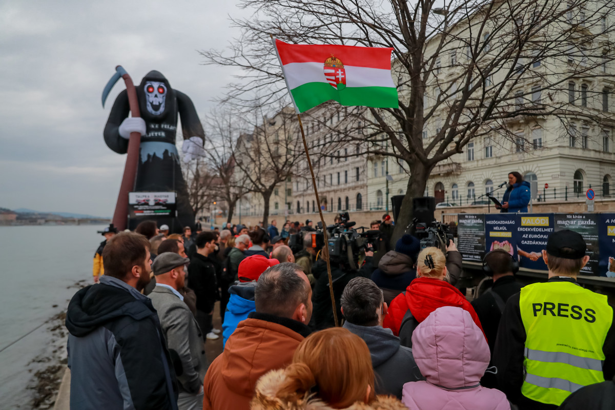 Gazdatüntetés: „Pénzt kérnének azért, hogy behajthassanak, hogy tüntethessenek”