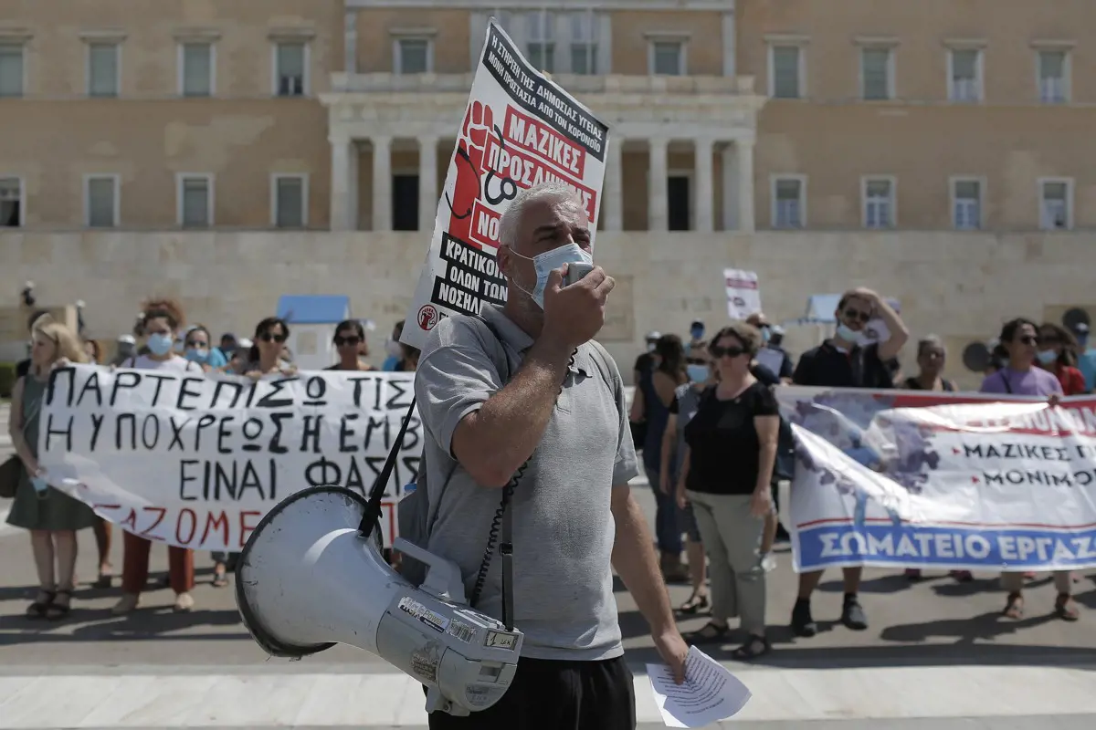 Görögországban innentől havonta pénzbírságot kell fizetniük a 60 éven felüli oltatlanoknak