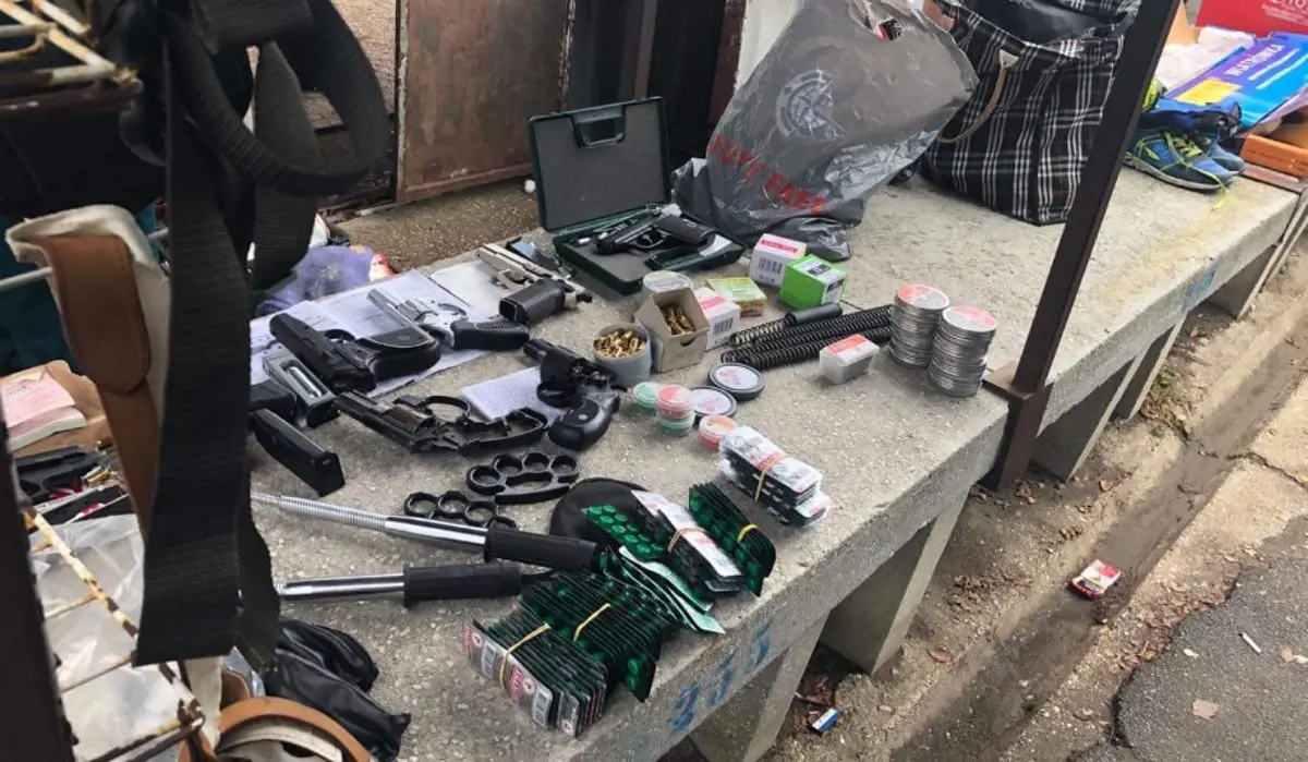Fegyvereket árult egy 71 éves férfi a debreceni piacon