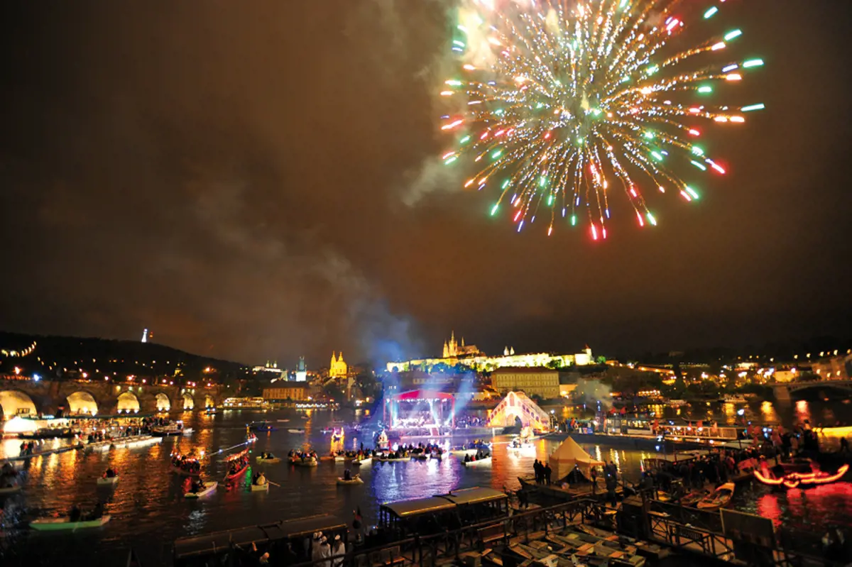 A házi állatok védelmének érdekében, tűzijáték helyett fényjátékkal ünnepli az új évet Prága