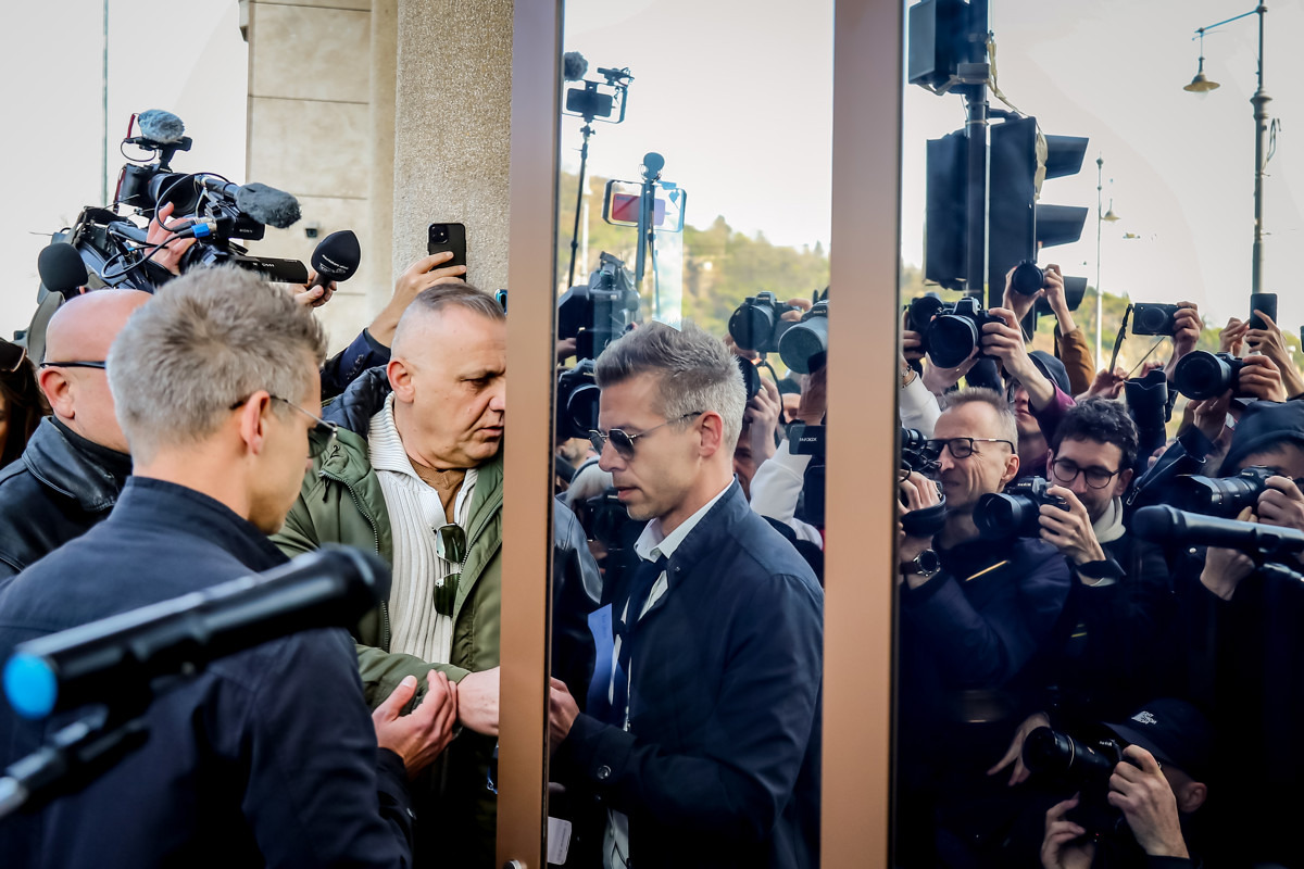 „A legfőbb ügyész vezeti és irányítja Magyarország ügyészségét, ahol a törvények uralma érvényesül”