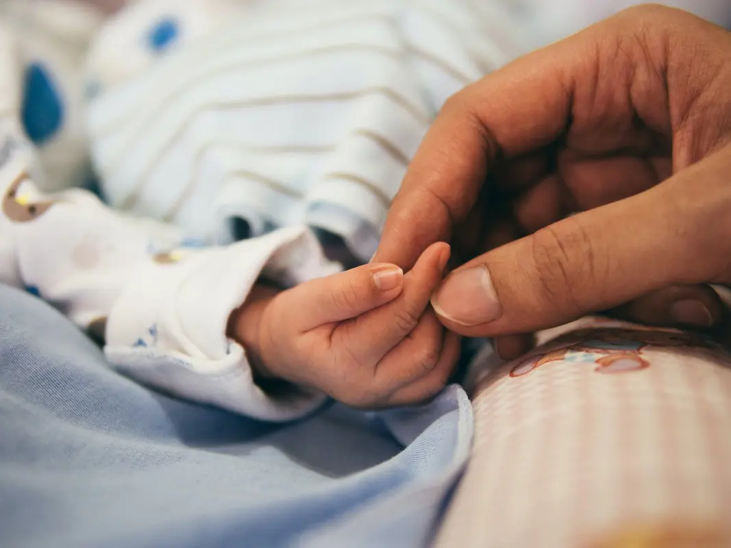 Zuhanó születésszám: 17 százalékkal kevesebb gyermeket vállaltak júniusban, mint egy éve