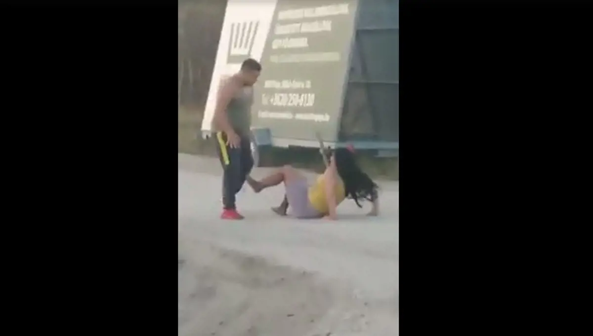 Egy 19 éves férfit vádolnak azzal, hogy a főút mellett a hajánál fogva húzott, és vert egy nőt