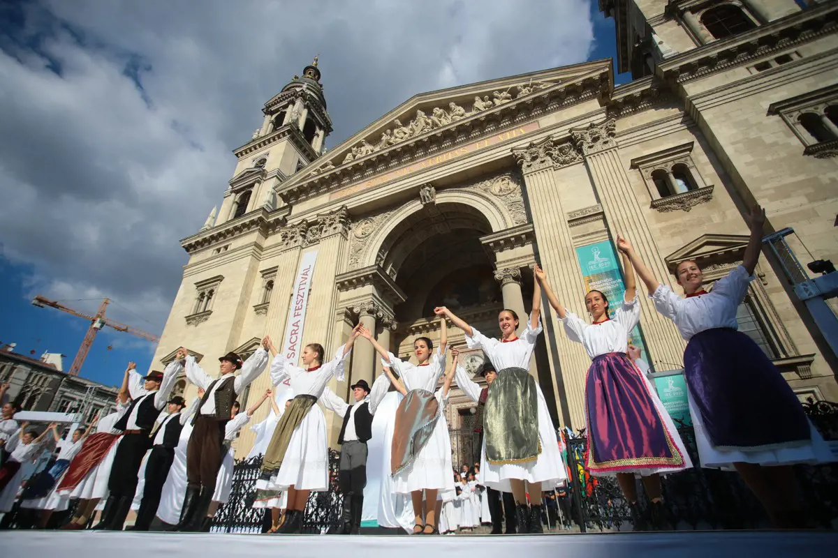 "Magyarországnak feladata van Európa újraevangelizálásában" - pontosan egy év múlva gyűlik össze a katolikus világ Budapesten