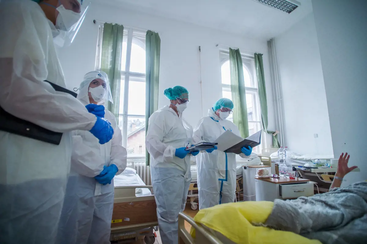 4233 koronavírusos beteget ápolnak kórházban
