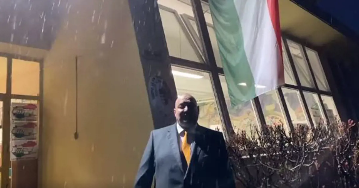 Németh Szilárd a havas esőben, videón mutatta meg, hogy elsőként érkezett szavazni