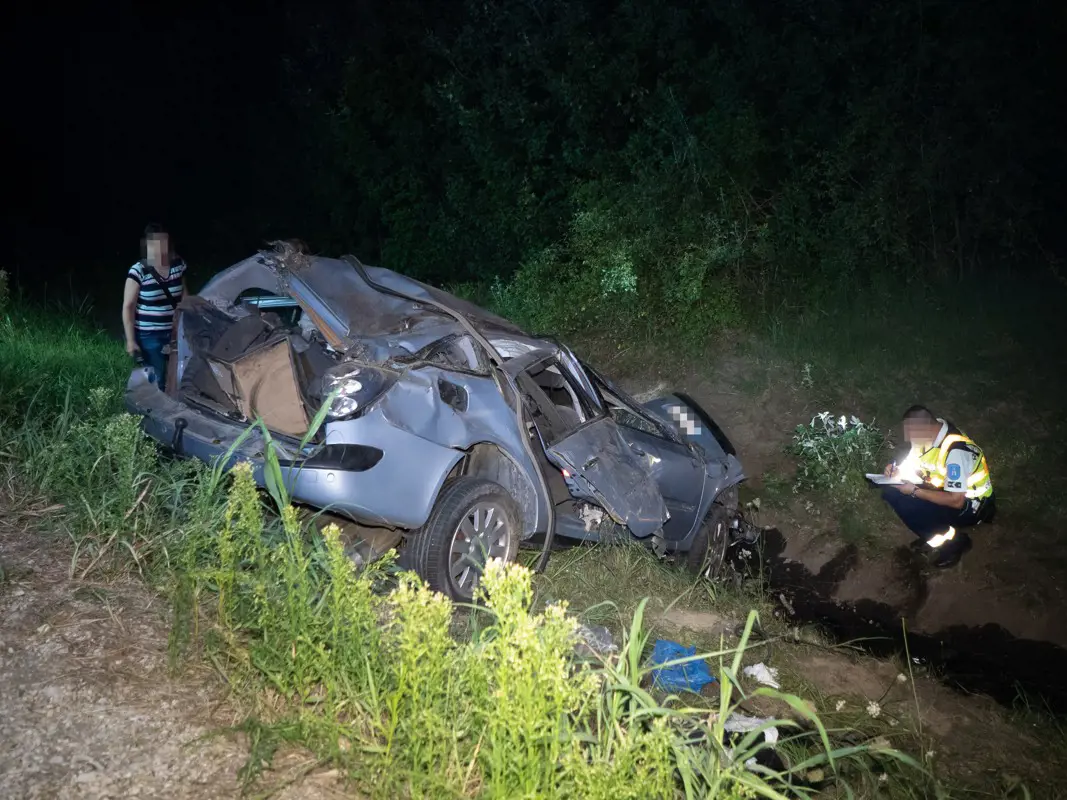 Négy halott: migránsokat csempészett a NAV-osok elől menekülő sofőr az M6-oson
