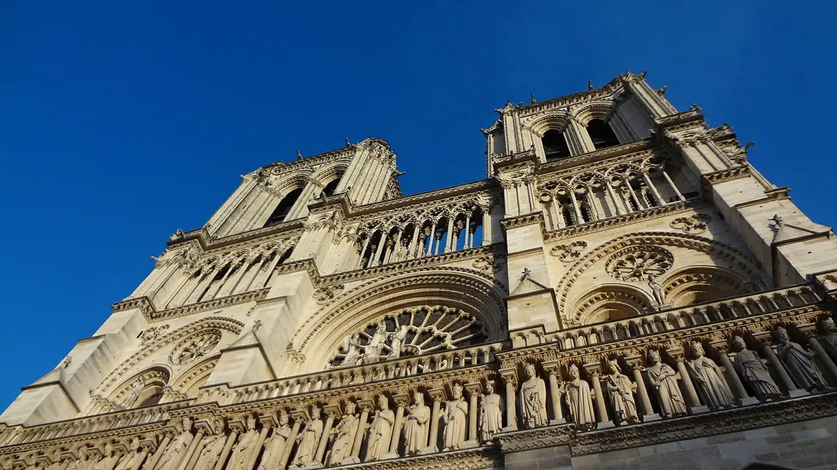 Félnek az esőtől, lefedik a Notre-Dame tetejét