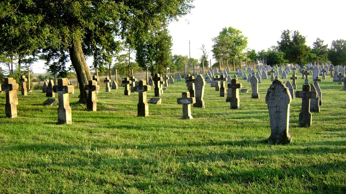 Példátlan kegyeletsértés: halomba hányva, egy mezőn kötöttek ki a hajmáskéri első világháborús katonatemető sírkövei
