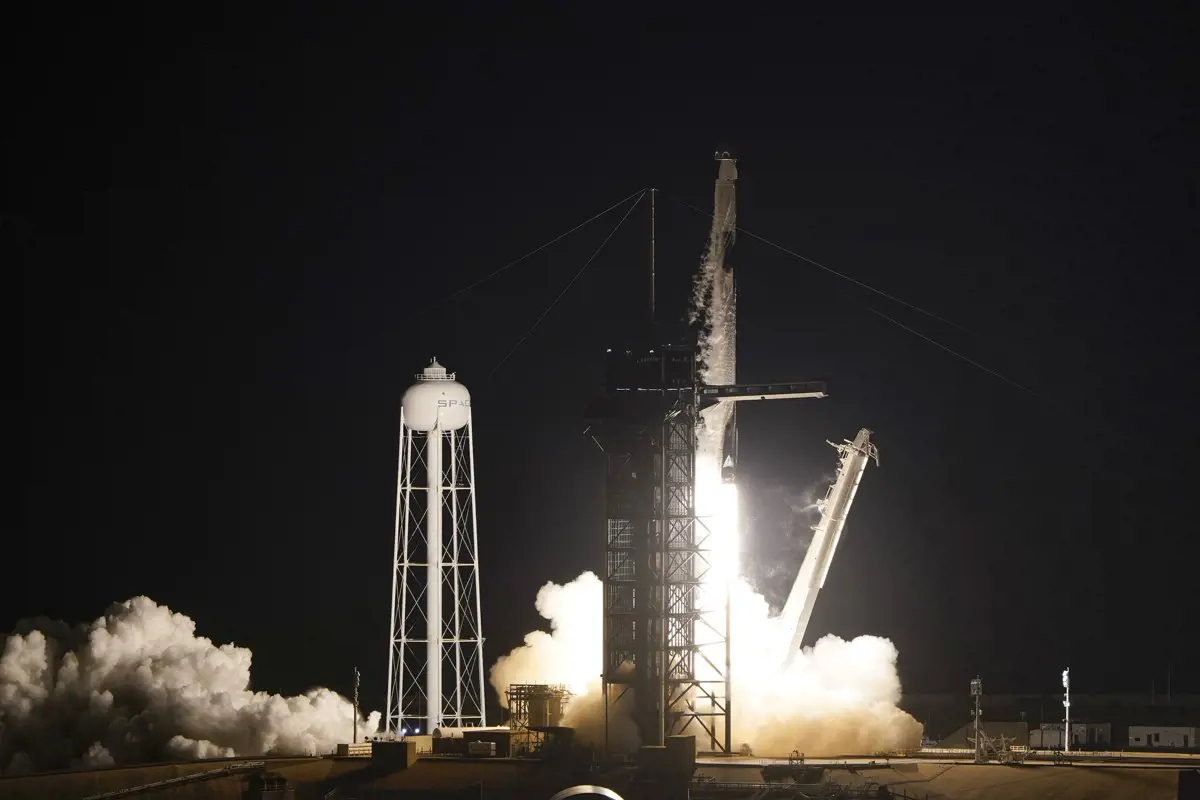 Biztonságosan visszatért a Földre a SpaceX kizárólag amatőr űrhajósokat szállító űrhajója