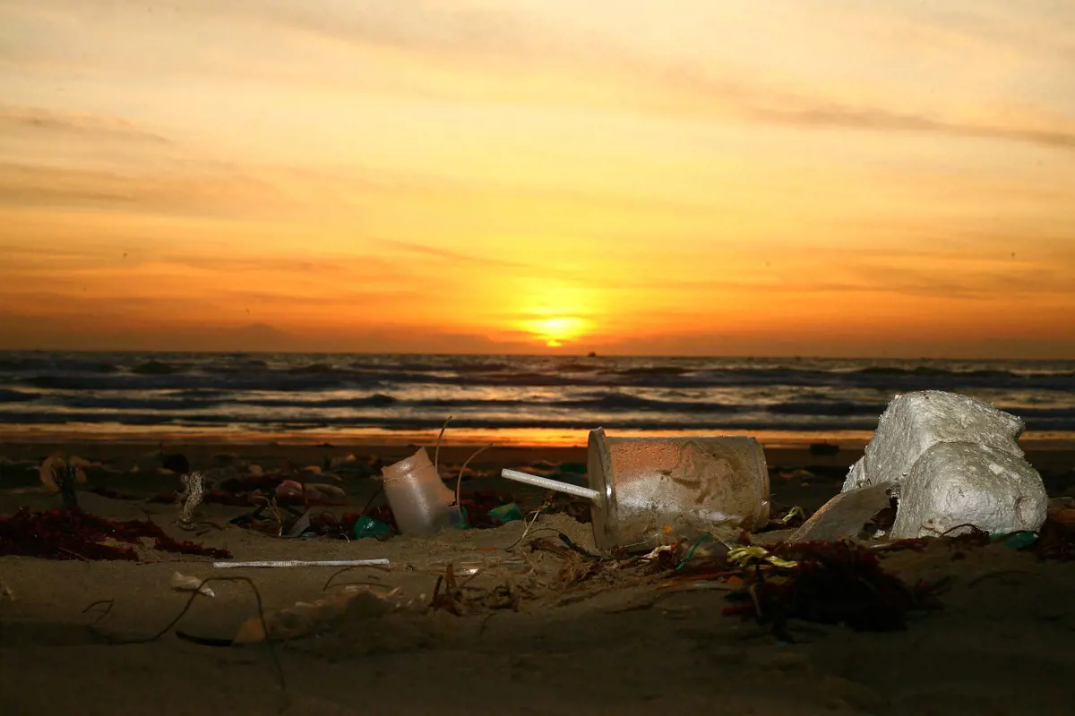 Csak a Földközi-tenger felszínén 3760 tonna műanyag úszik, a többi már elmerült
