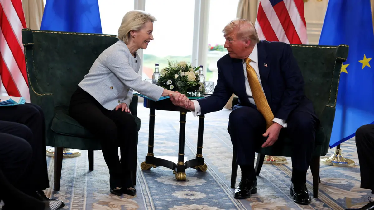 Egymás tenyerébe csapott Donald Trump és Ursula von der Leyen