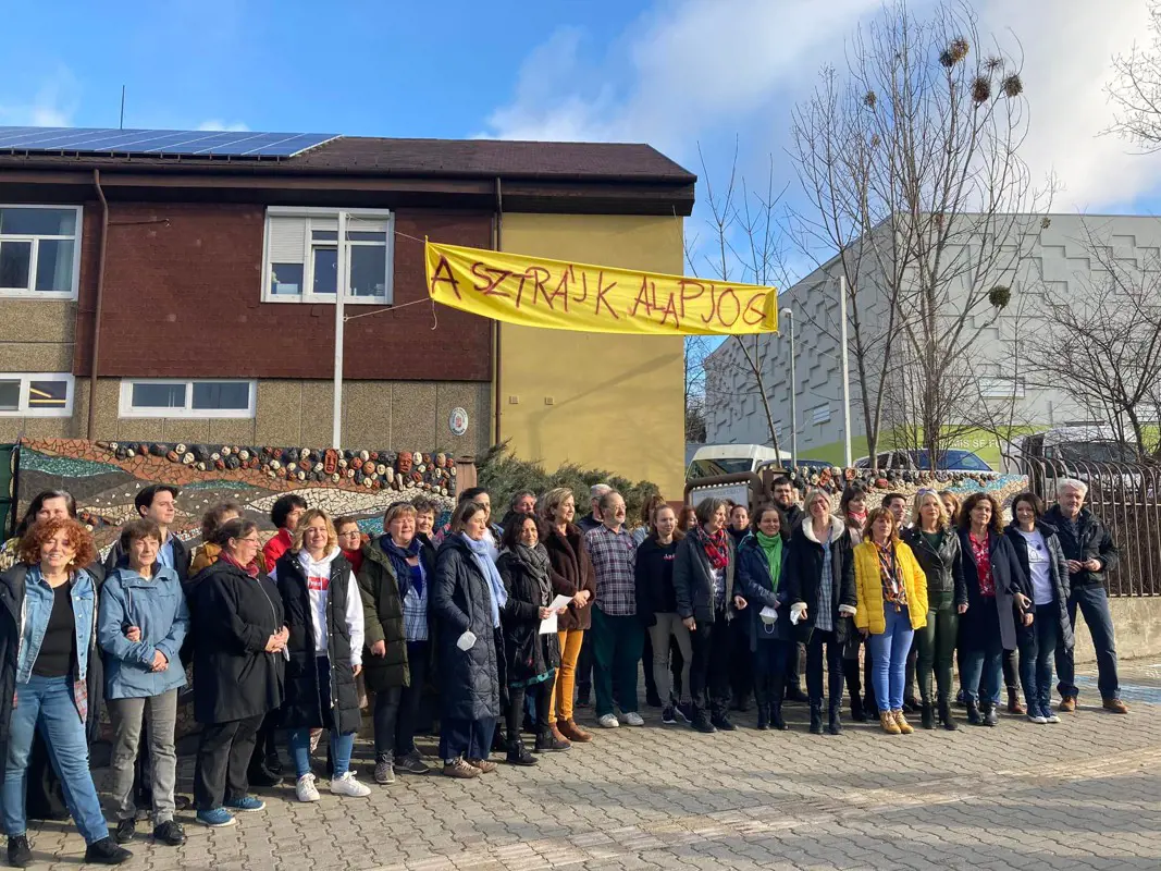 48 pedagógus csatlakozott a kormány sztrájkrendelete elleni akcióhoz