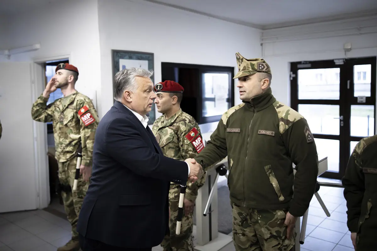 Katonákkal helyettesítenék az oktatásból hiányzó tanárokat Orbánék