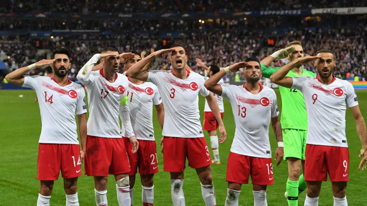 Háborús állásfoglalással ünnepeltek a török futballisták, vizsgálatot indított az UEFA