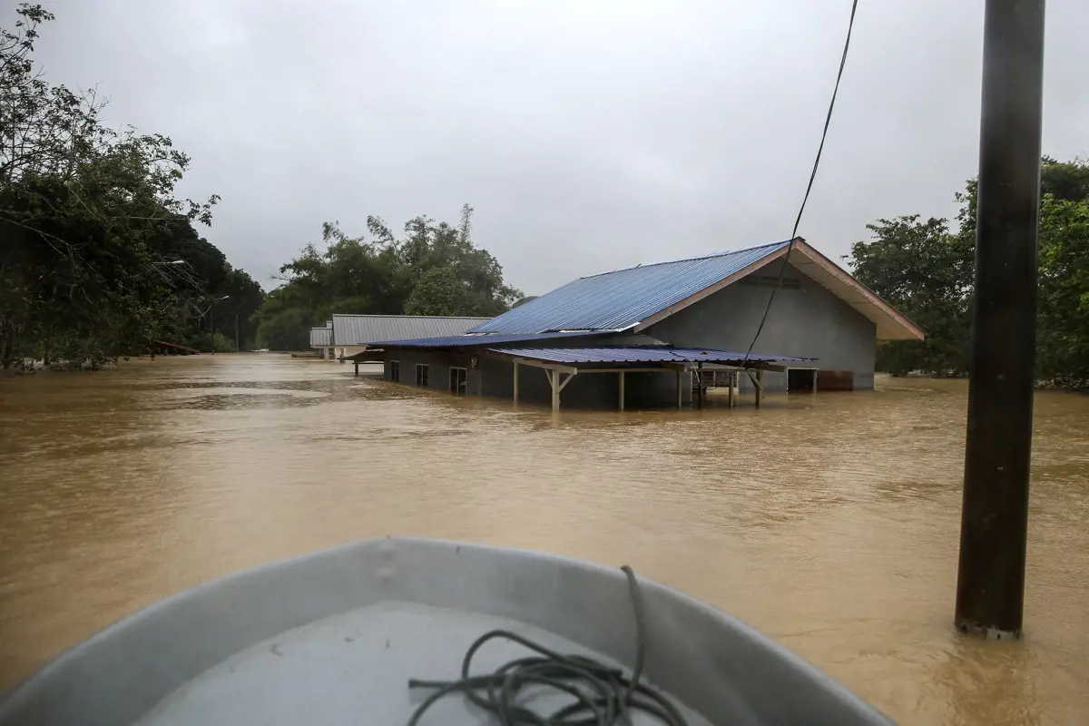 Malajzia déli részén emberek ezreit kell kimenekíteni az árvízek miatt