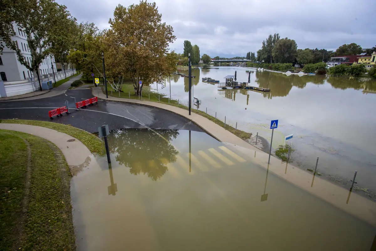 Árvíz: Budapesten pénteken tetőzhet a Duna