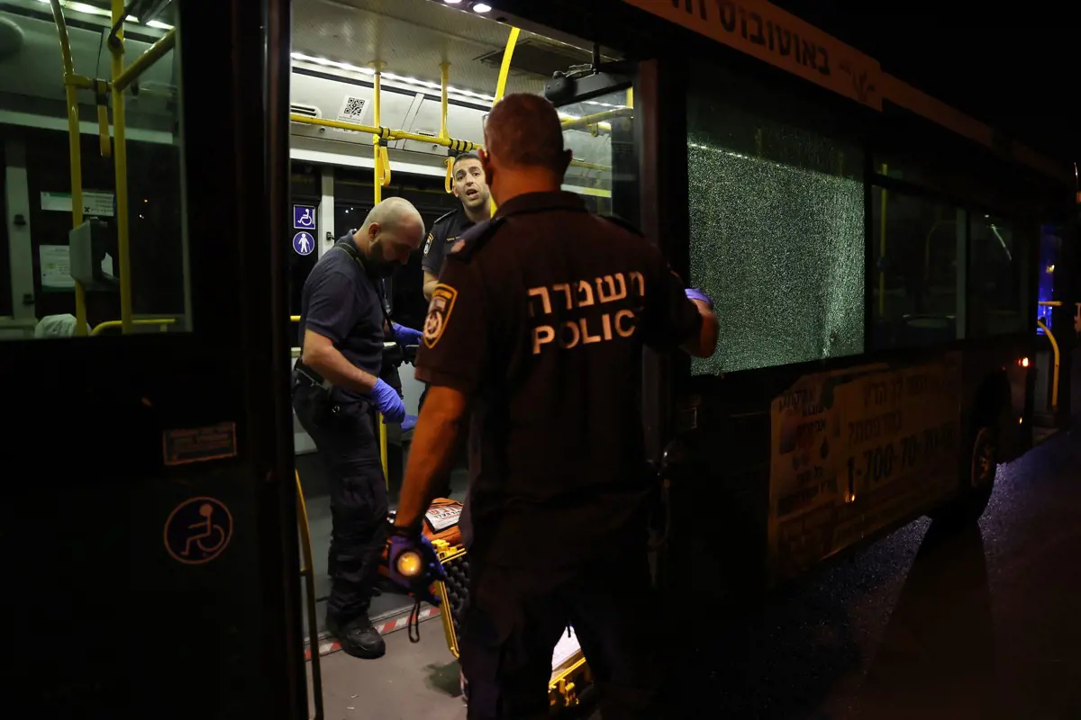 Buszra és járókelőkre lövöldöztek hajnalban Jeruzsálemben, egy terhes nőt a hasán ért találat