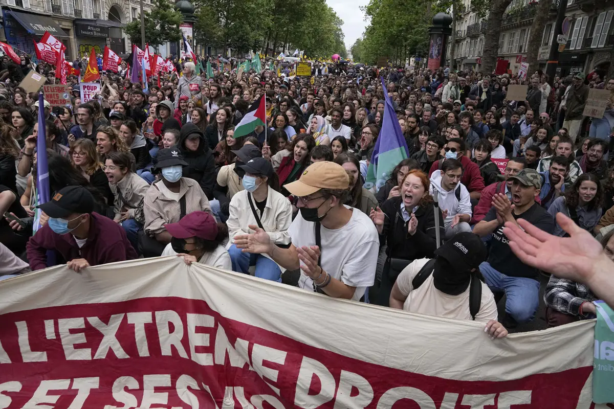 Százezrek tüntettek a Nemzeti Tömörülés ellen Franciaország mintegy kétszáz városában
