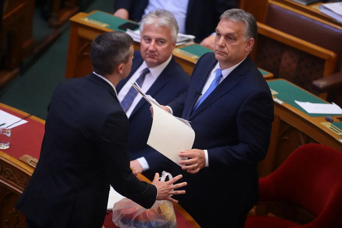 Jakab Péter szerint pofátlan dolog, hogy pénzt tarhál Orbán Viktor