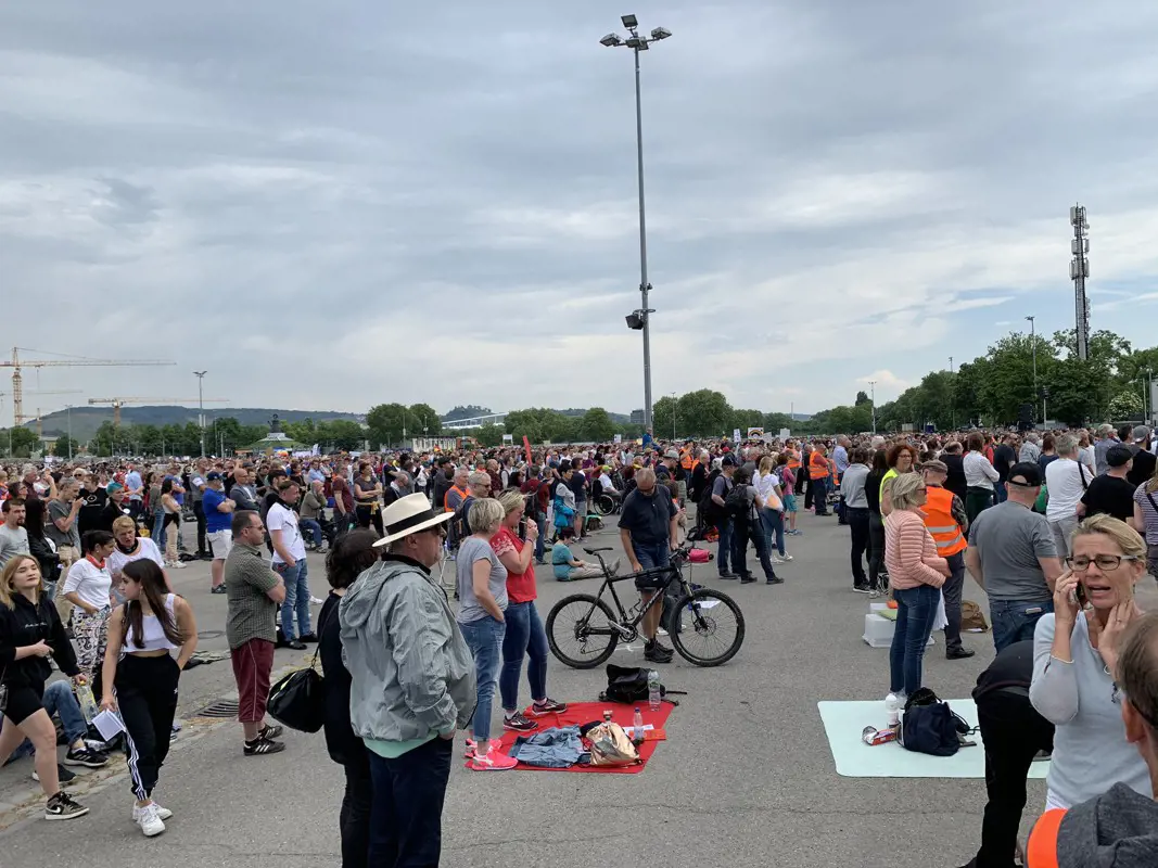 Ezrek tüntettek a korlátozások ellen Németországban