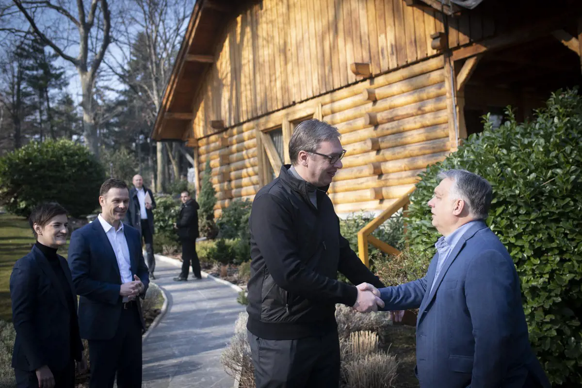 Orbán Belgrádba ment tárgyalni a szerb államfővel, Szijjártó is vele ment
