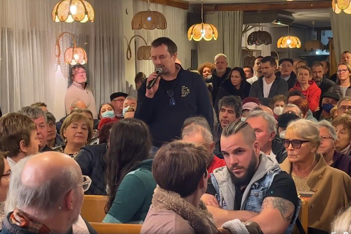 Az alsózsolcaiak után a sóskútiak sem kérnek az akkumulátorüzemből: több százan tiltakoztak