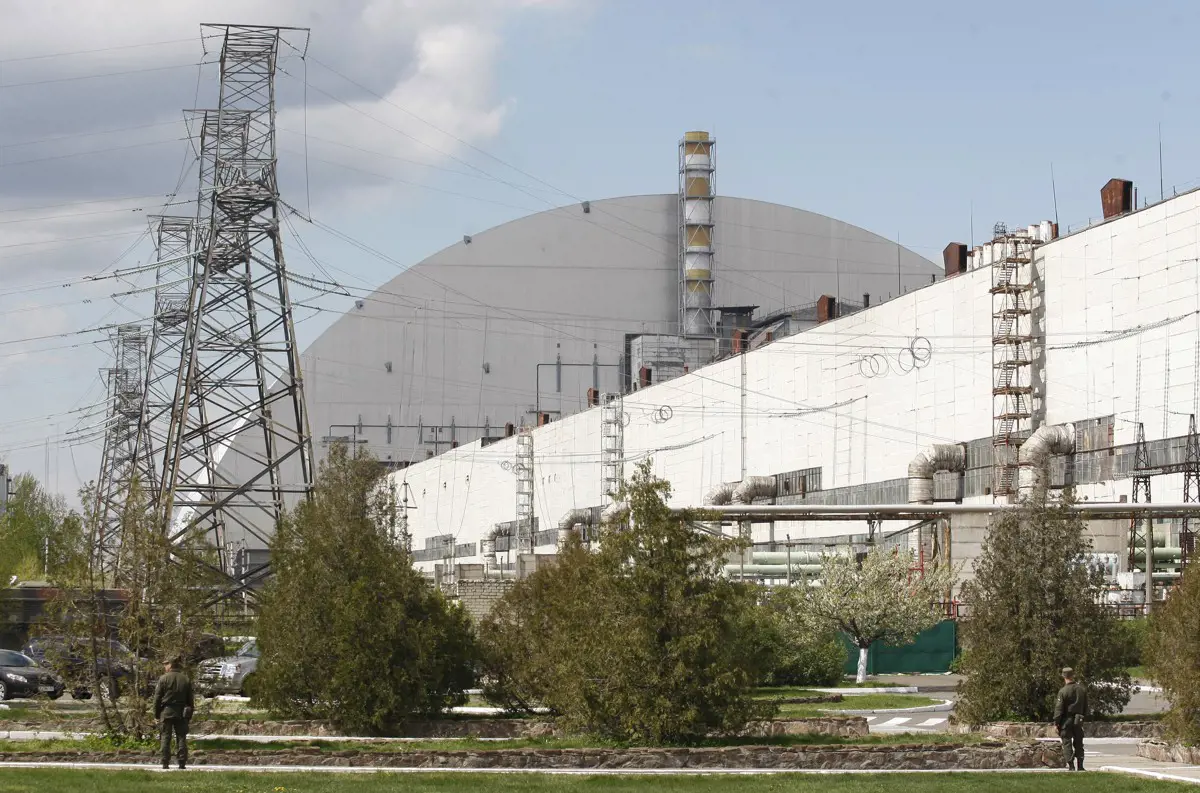 A csernobili atomerőmű személyzete két hete műszakváltás nélkül dolgozik, a radioaktív anyagokról nincsenek információk