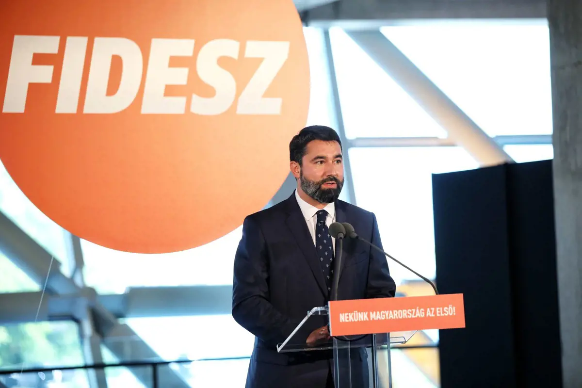 Hidvéghi szerint a Fidesz dönt arról, hogy a Néppártban maradnak-e