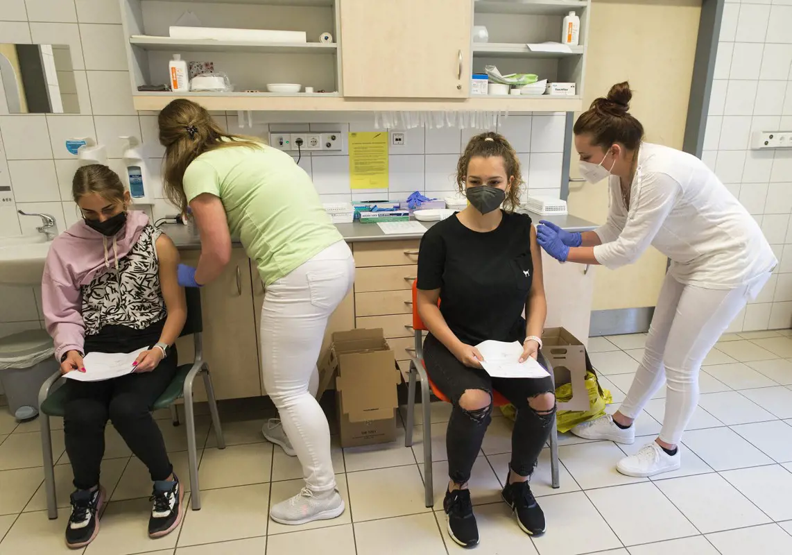 Gulyás: Magyarország kilép a brüsszeli vakcinabeszerzésekből, de vége az ingyenes parkolásnak is