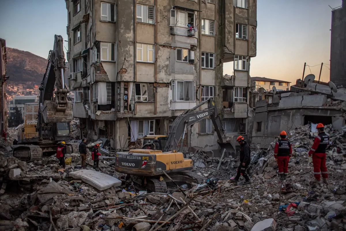 296 óra: sikerült három embert kimenteni a romok alól a törökországi földrengés után