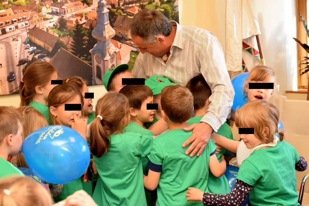 Az ovis kislány azért szereti a fideszes polgármestert, mert most is ölbe vette őt