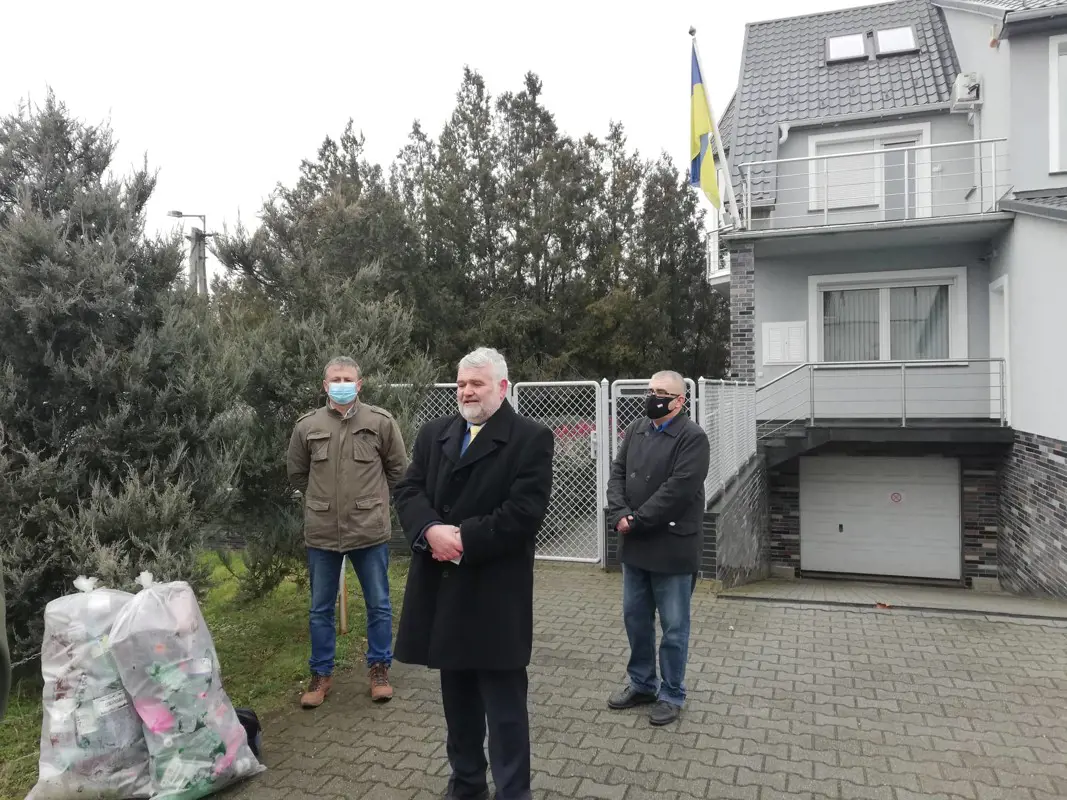 Tiszából kihalászott hulladékot raktak az ukrán konzulátushoz jobbikos politikusok, rendőrök is megjelentek
