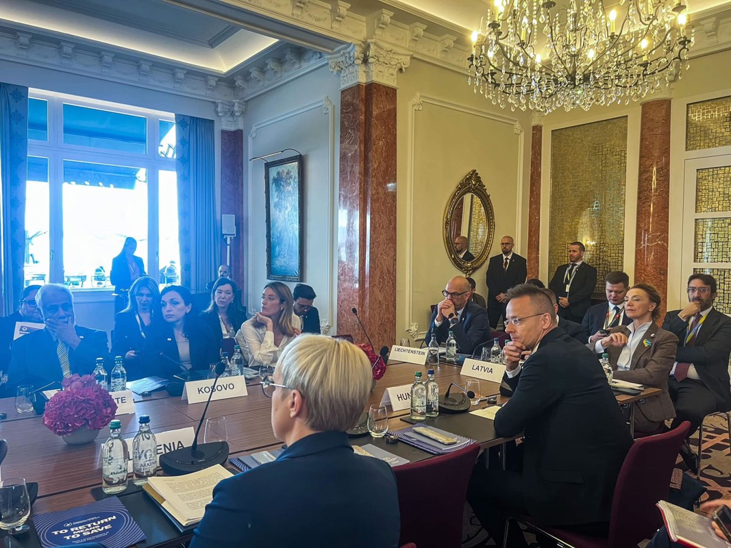 Szijjártó a svájci békekonferencián: Magyarország kész a közvetítésre Oroszország felé