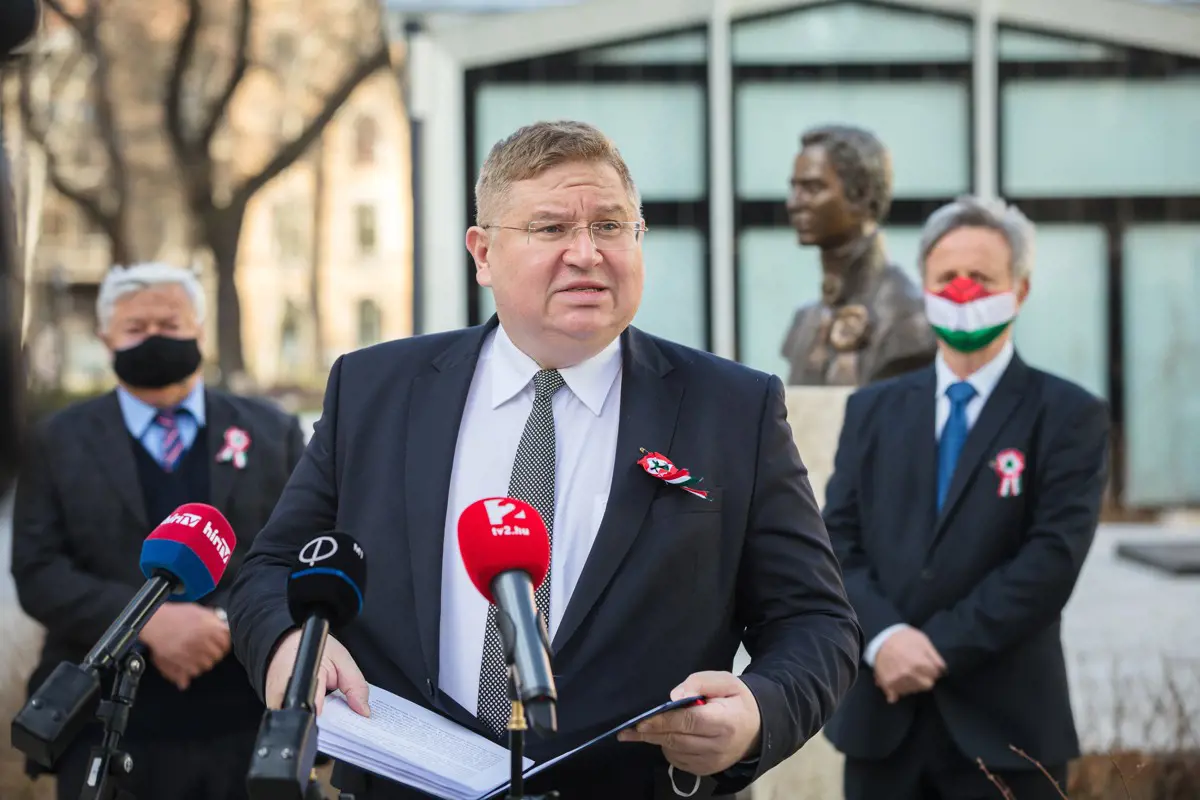 Orbán ügyvédje maszk nélkül avatta fel Vasvári Pál szobrát