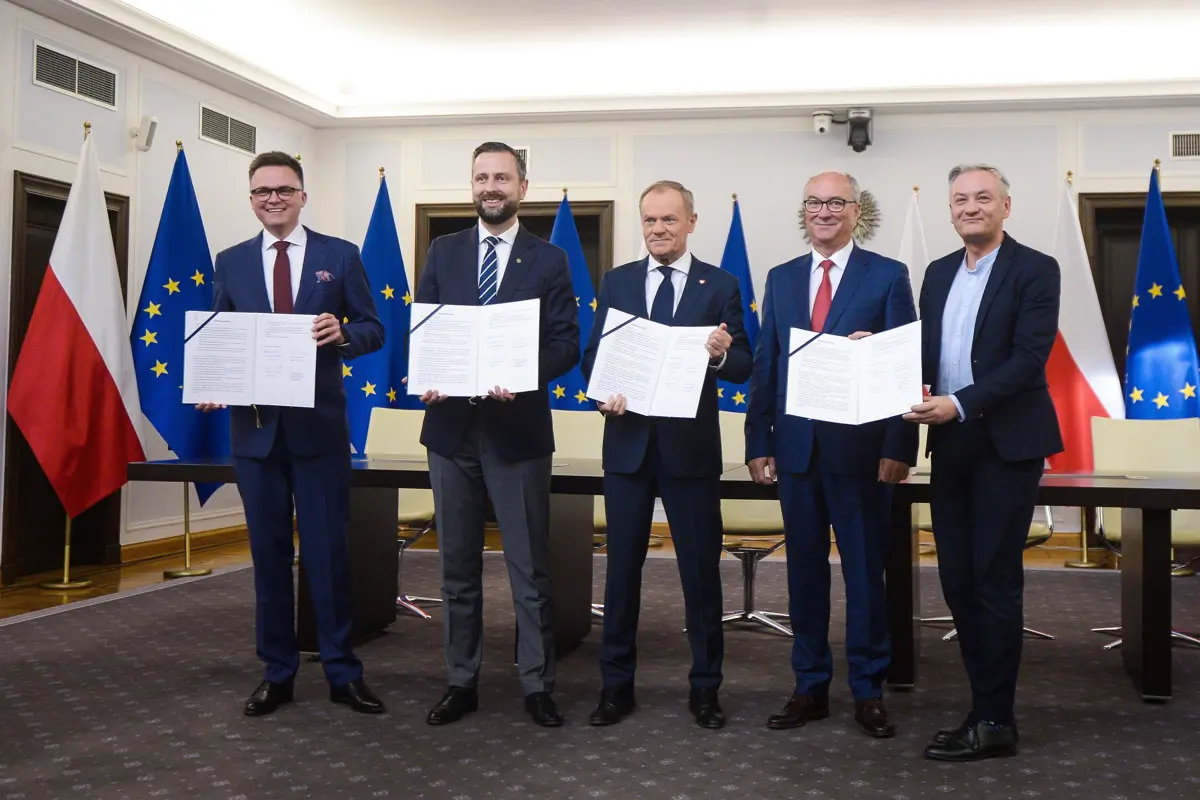 Lengyelországban aláírta a koalíciós szerződést a parlamentbe bejutó és többséget alkotó négy eddigi ellenzéki párt