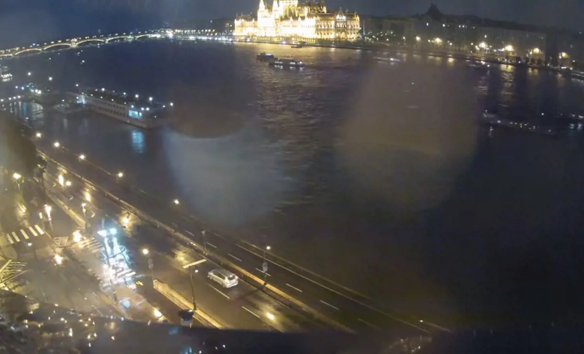 Ezen a videón elvileg észrevehető a budapesti hajóbaleset