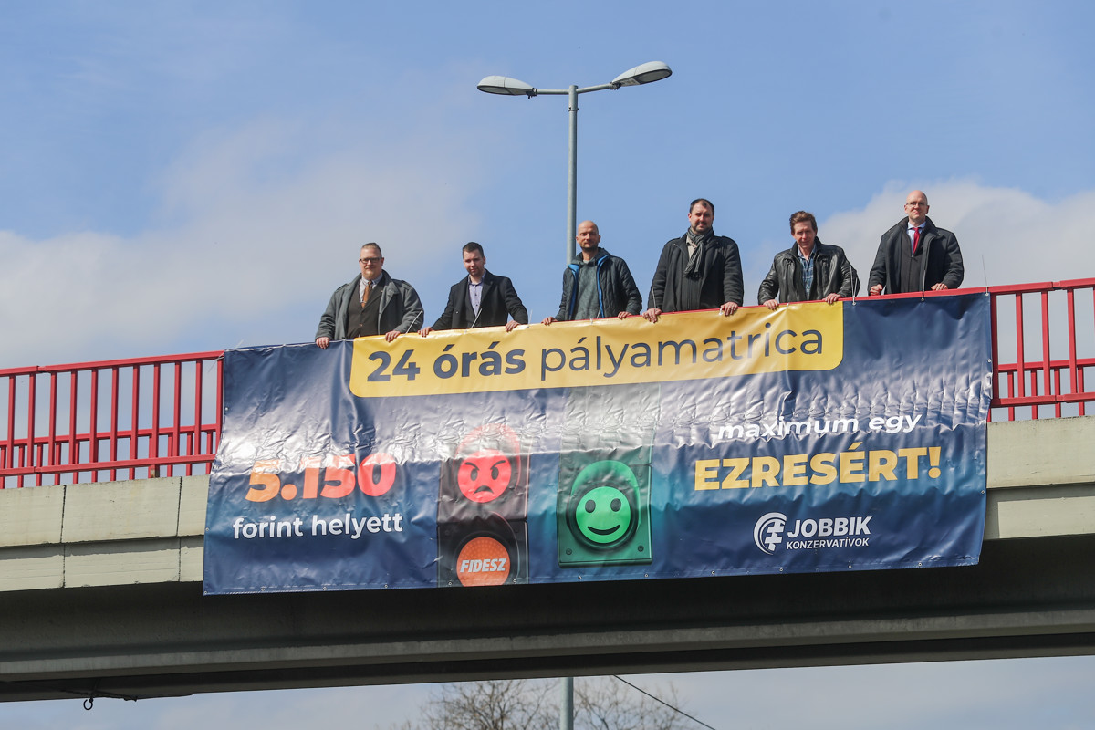 Jobbik: Legyen maximum ezerforintos 24 órás autópálya-matrica!