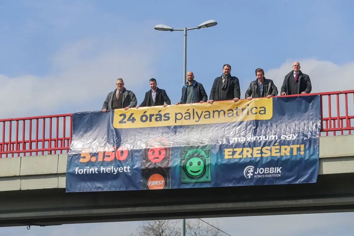 Jobbik: Legyen maximum ezerforintos 24 órás autópálya-matrica!