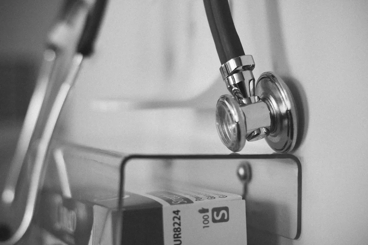 Lélegeztetőgépre került egy magyar háziorvos, az államtól nem kapnak rendes védőfelszerelést