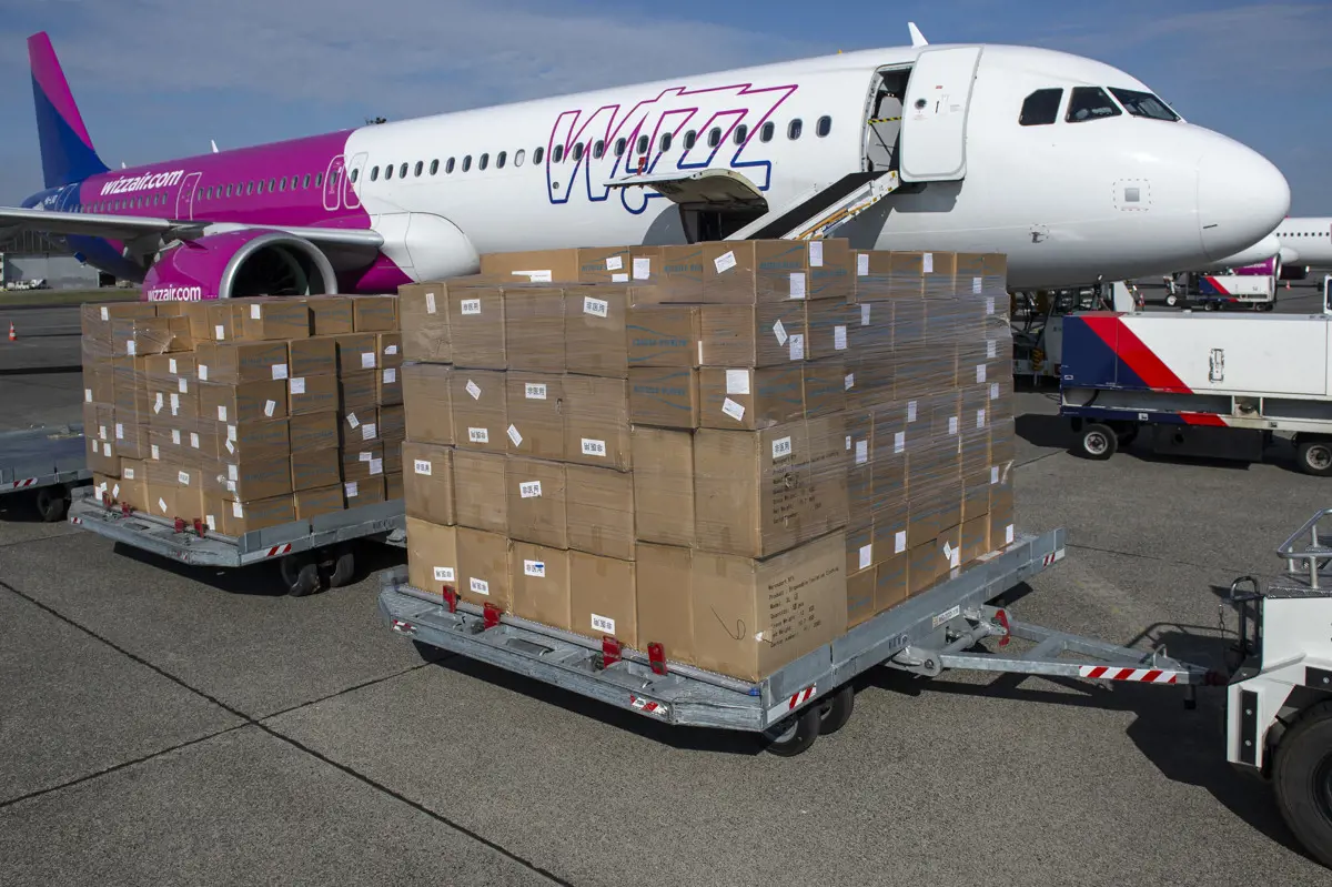 Népszava: hétmilliárd forintért szállította a védőeszközöket a Wizz Air