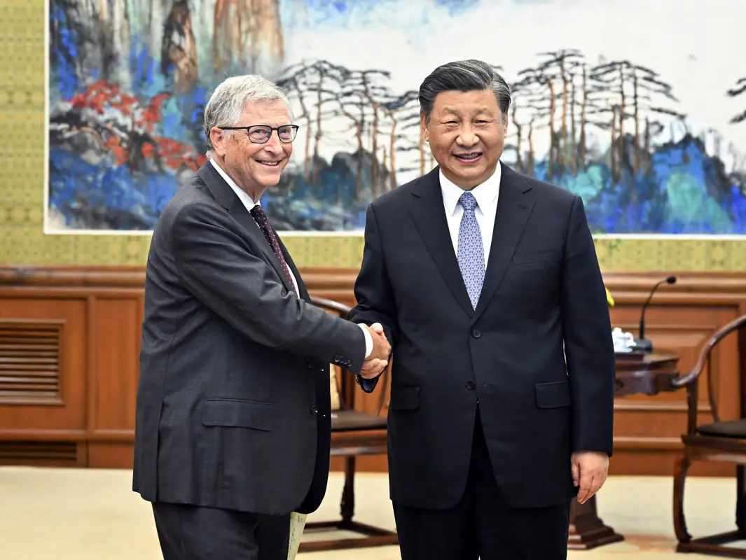 A kínai elnök "régi barátként" üdvözölte Bill Gatest Pekingben egy találkozón