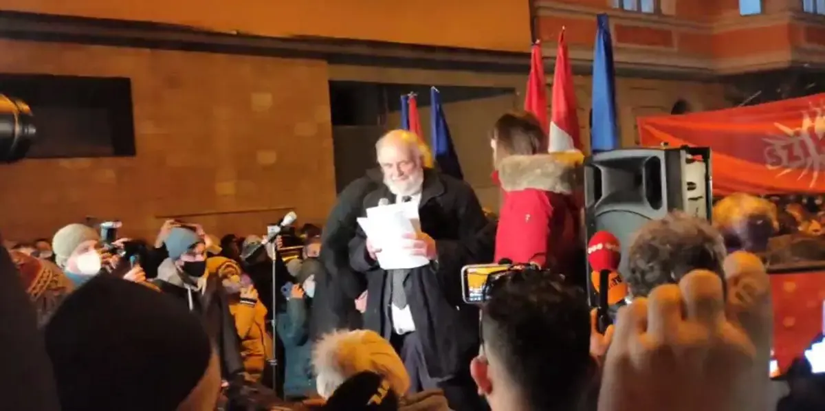 „Senkit nem hagyhatunk az út szélén” — Dr. Brenner Koloman a Dankó utcai tüntetés után a hajléktalanellátás megújítását sürgeti