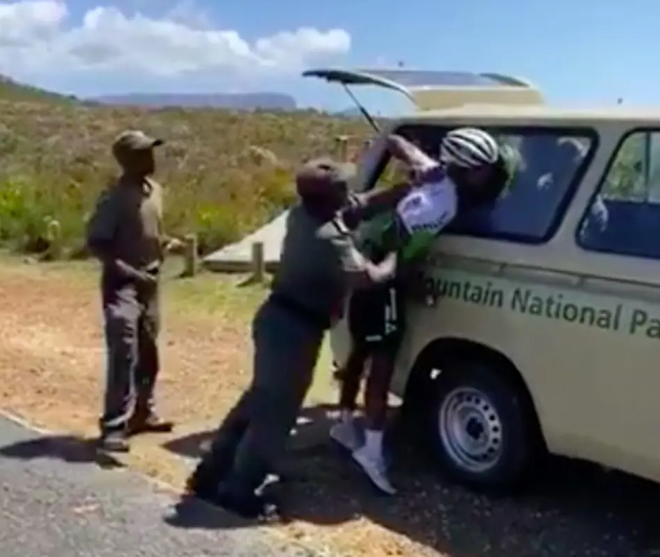 A dél-afrikai vadőrök annyira komolyan vették a munkájukat, hogy eltörték a karját egy profi kerékpárosnak