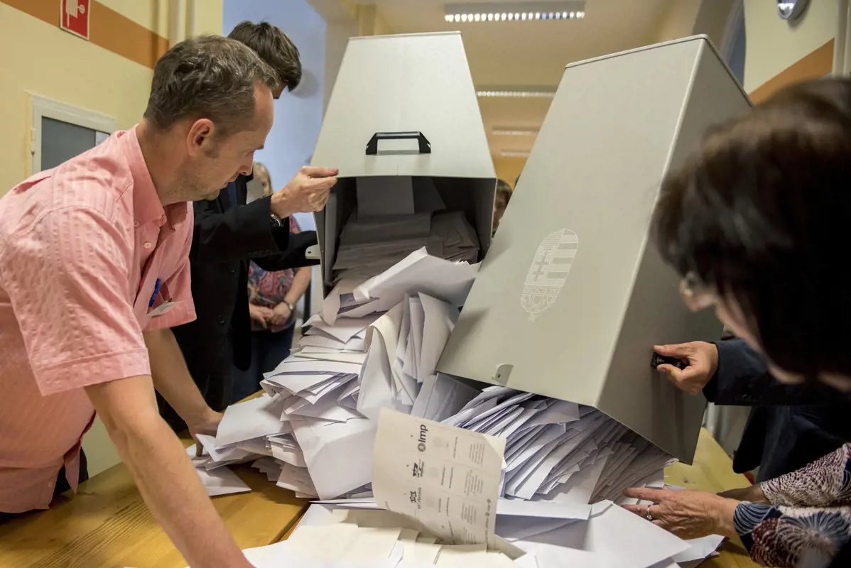 A határon túli magyaroktól a Fideszre százszor annyi szavazat érkezett, mint a másodikra
